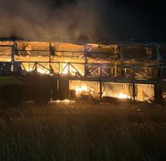 Un autocar plin cu pasageri a fost cuprins de flăcări. Cel puțin 25 de persoane au murit